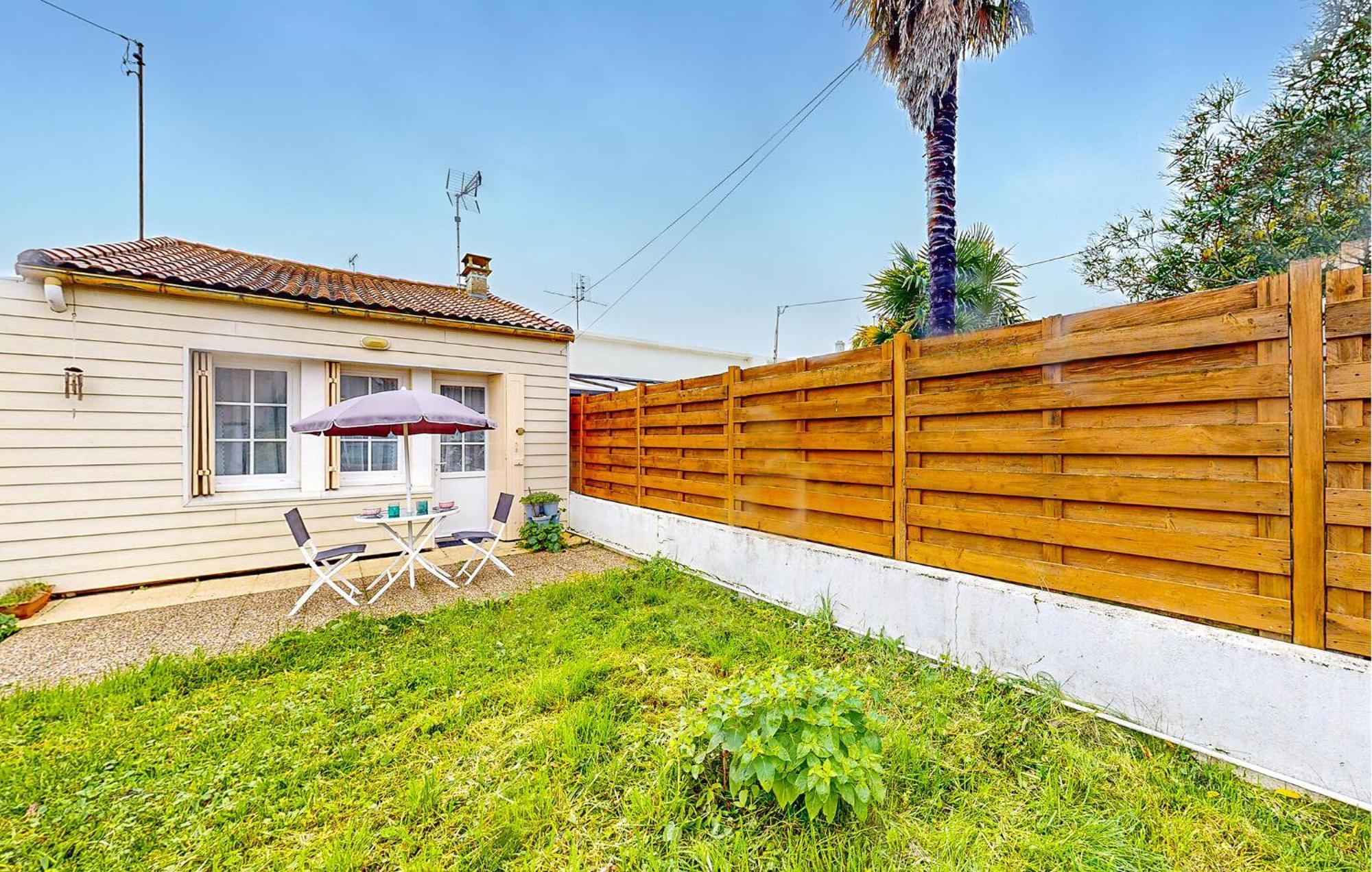 Awesome Home In Royan With Kitchen Exterior foto